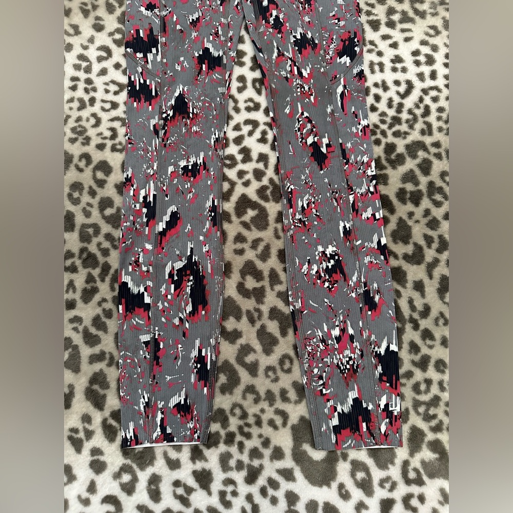 Lululemon Floral Fast And Free HR
Tight 25" Size 2 in Floral with Side Pockets - Picture 6 of 17
